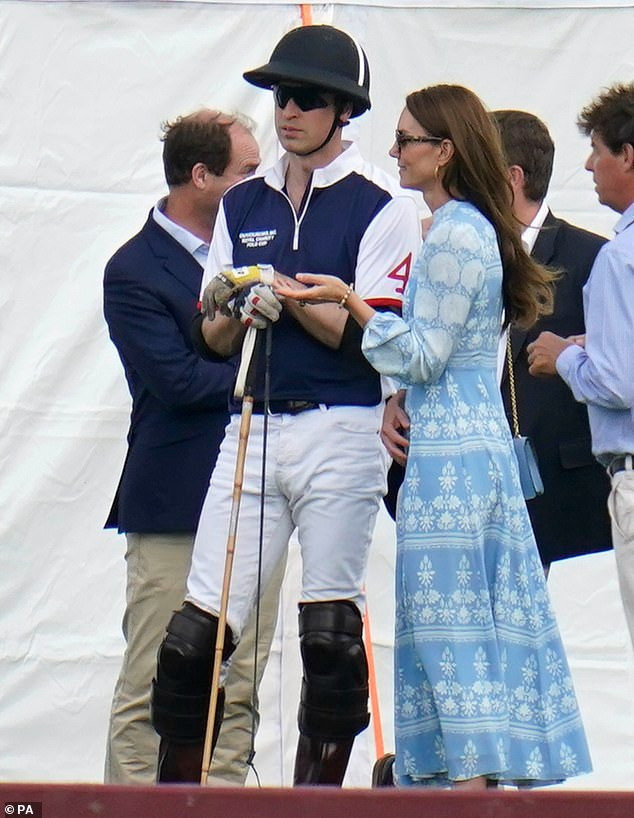 Thân vương xứ Wales tham gia với tư cách người chơi. Anh thay Âu phục lịch lãm sang bộ đồng phục thi đấu khỏe khoắn, tôn vóc dáng cao 1,91 m. Ảnh: PA.