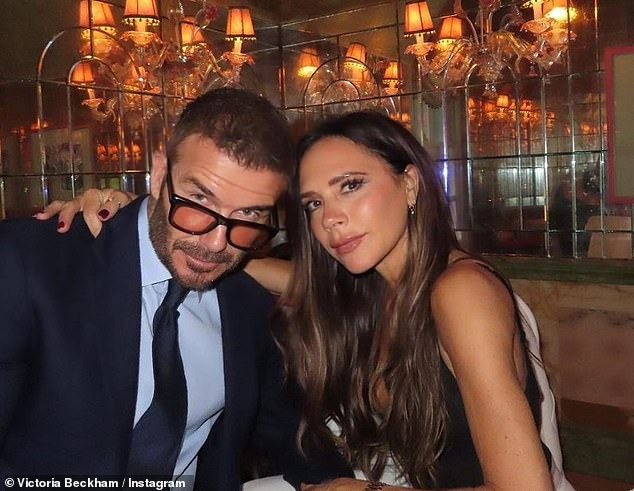 Tuy nhiên, nguyên nhân trực tiếp nhất do bữa tiệc tối kỷ niệm 24 năm ngày cưới với Victoria Beckham vào tối 4/7. Hai vợ chồng nổi tiếng cùng các con dùng bữa tại Harry&apos;s Bar ở Mayfair, Westminster, Anh. Ảnh: IG.