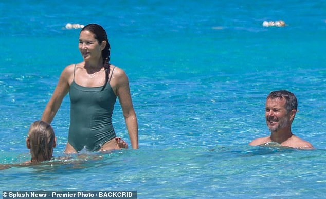 Ngày 5/7, Thái tử phi Đan Mạch Mary được nhìn thấy tắm biển ở đảo Ibiza, Tây Ban Nha. Chồng bà, Thái tử Frederik, cũng đi nghỉ hè cùng vợ.