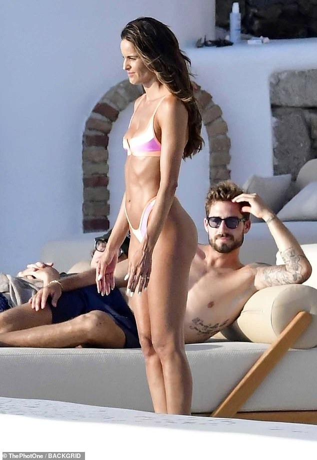 Kevin Trapp chăm chú ngắm nhìn bạn gái xinh đẹp, quyến rũ. Họ hẹn hò từ năm 2015 và đính hôn 3 năm sau đó. Bộ đôi chân dài - cầu thủ bóng đá vẫn chưa có kế hoạch đám cưới.