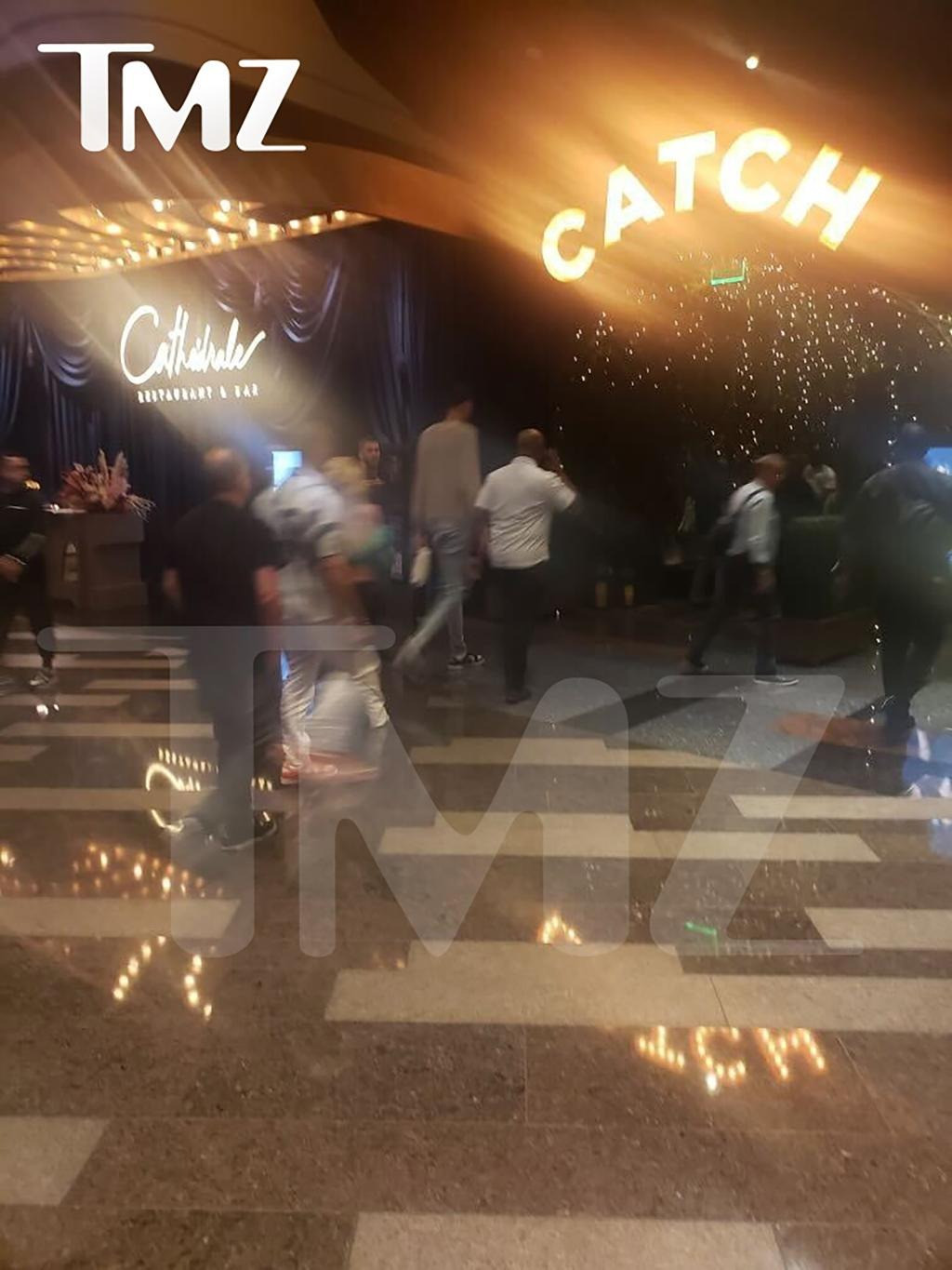 Britney ngã xuống sàn nhà sau khi bị vệ sĩ tát. Wembanyama không dừng lại mà tiếp tục đi thẳng vào nhà hàng. Ảnh: TMZ.