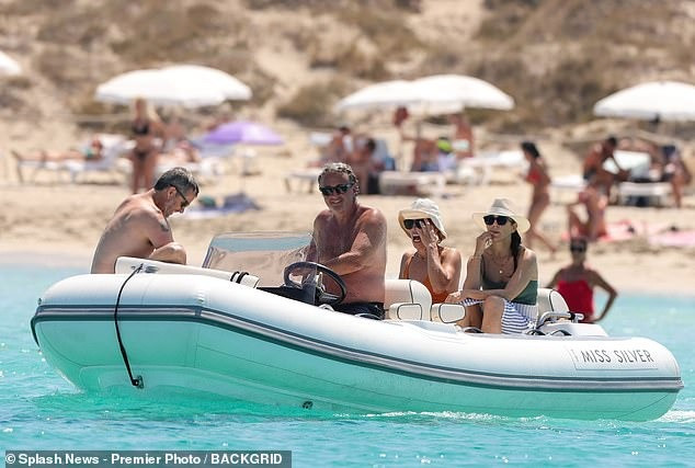 Kỳ nghỉ gia đình diễn ra sau khi Hoàng tử Christian có tuyên bố gây sốc trước thềm tuổi 18 vào 15/10 tới. Thiếu niên cho biết sẽ không nhận trợ cấp hoàng gia và thực hiện các nghĩa vụ hoàng gia toàn thời gian cho đến khi hoàn thành việc học vào năm 21 tuổi.