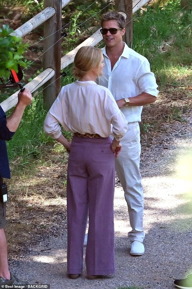 Màn tái xuất ấn tượng của chồng cũ Angelina Jolie khiến cư dân mạng &quot;bấn loạn&quot;. Nhiều bình luận khen ngợi được để lại dưới loạt ảnh: &quot;Anh ấy trông rất trẻ vì kiểu tóc gần như hoàn hảo - không quá dài cũng không quá ngắn. Trang phục gọn gàng, sạch sẽ. Thân hình cân đối, vừa vặn, không quá gầy, không quá béo&quot;, &quot;Cạo râu và cắt tóc khiến anh ấy trông trở nên tuyệt vời một lần nữa&quot;, &quot;Anh ấy là người đẹp trai nhất&quot;, &quot;Kính râm cũng giúp anh ấy che bớt khuyết điểm tuổi tác&quot;, &quot;Anh ấy vẫn tuyệt dù chụp cận cảnh và không cần bộ lọc&quot;, &quot;Anh ấy giống như mới chỉ 40 tuổi. Tôi ngả mũ trước Brad Pitt&quot;, &quot;Có vẻ anh ấy đang có cuộc sống hạnh phúc&quot;...