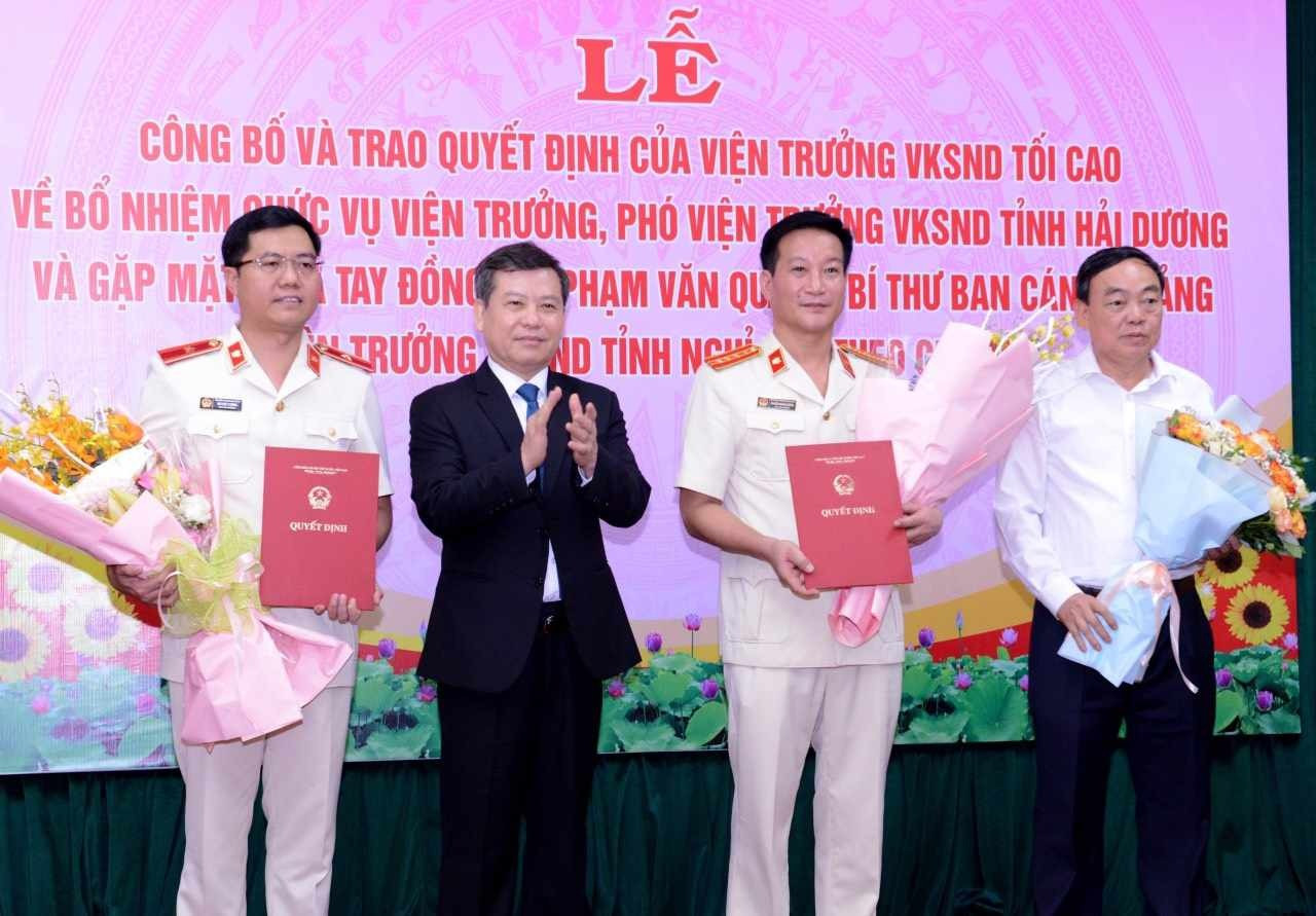 Viện trưởng VKSND Tối cao Lê Minh Trí trao quyết định bổ nhiệm cho tân Viện trưởng, Phó Viện trưởng và tặng hoa nguyên Viện trưởng VKSND tỉnh Hải Dương. Ảnh: Báo Tin tức. Viện trưởng VKSND Tối cao Lê Minh Trí trao quyết định bổ nhiệm cho tân Viện trưởng, Phó Viện trưởng và tặng hoa nguyên Viện trưởng VKSND tỉnh Hải Dương. Ảnh: Báo Tin tức.