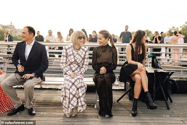 Bất chấp gây tranh cãi, Rita vẫn vui tươi ở hàng ghế đầu show diễn. Cô được nhìn thấy nói chuyện với Tổng biên tập tạp chí Vogue Anna Wintour. Ảnh: Splash News.