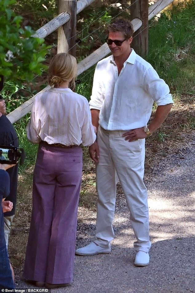 Màn tái xuất ấn tượng của chồng cũ Angelina Jolie khiến cư dân mạng &quot;bấn loạn&quot;. Nhiều bình luận khen ngợi được để lại dưới loạt ảnh: &quot;Anh ấy trông rất trẻ vì kiểu tóc gần như hoàn hảo - không quá dài cũng không quá ngắn. Trang phục gọn gàng, sạch sẽ. Thân hình cân đối, vừa vặn, không quá gầy, không quá béo&quot;, &quot;Cạo râu và cắt tóc khiến anh ấy trông trở nên tuyệt vời một lần nữa&quot;, &quot;Anh ấy là người đẹp trai nhất&quot;, &quot;Kính râm cũng giúp anh ấy che bớt khuyết điểm tuổi tác&quot;, &quot;Anh ấy vẫn tuyệt dù chụp cận cảnh và không cần bộ lọc&quot;, &quot;Anh ấy giống như mới chỉ 40 tuổi. Tôi ngả mũ trước Brad Pitt&quot;, &quot;Có vẻ anh ấy đang có cuộc sống hạnh phúc&quot;...