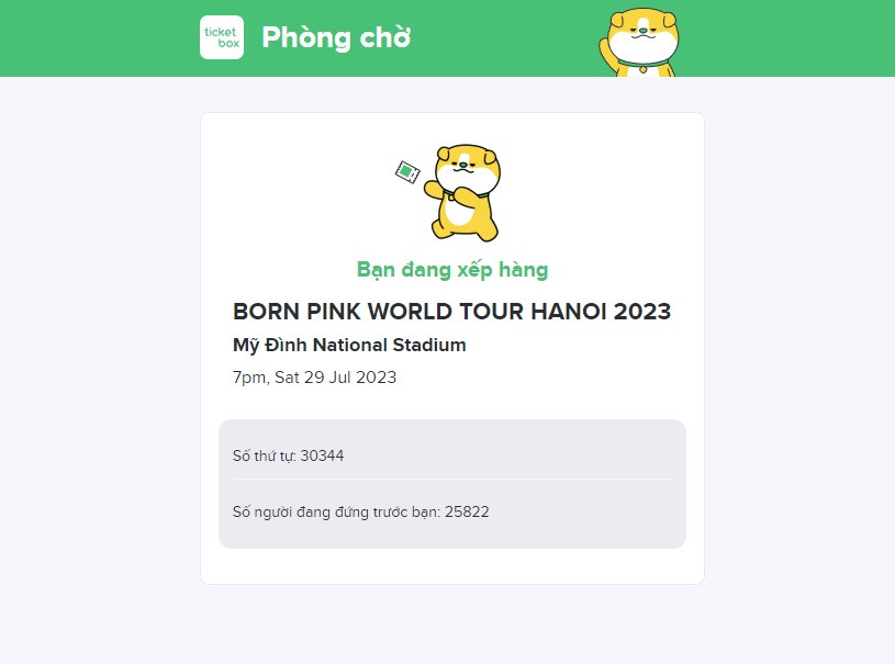 Nhiều người mòn mỏi xếp hàng chờ tới lượt mua vé.