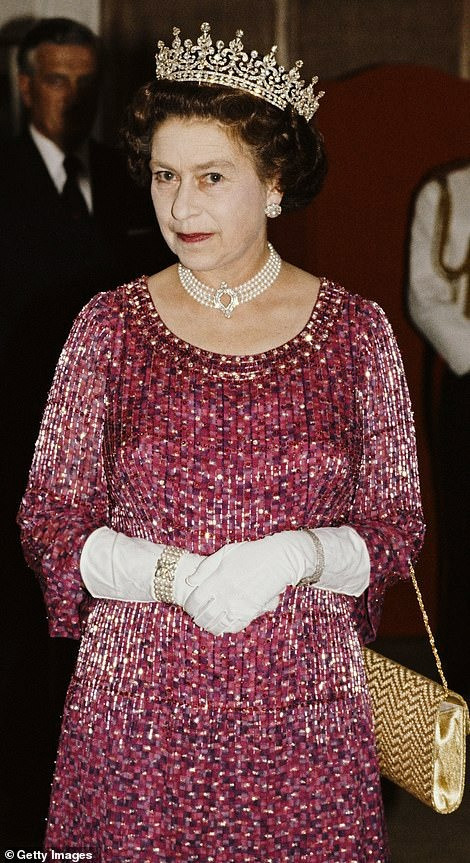 Bà mẹ 3 con cũng gây chú ý khi dùng trang sức để tri ân cố Nữ hoàng Elizabeth II và Công nương Diana nhân sự kiện quan trọng của Hoàng gia Anh. Cô đeo chiếc vòng cổ ngọc trai của bà nội chồng. Cô từng mang nó trong cả tang lễ cố Nữ hoàng Elizabeth II và Hoàng tế Philip. Công nương Diana cũng từng sử dụng món trang sức quý giá này lúc sinh thời. Ảnh: PA.