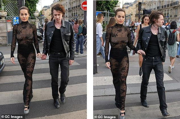 Người đẹp tự tin để ngực trần đi trên phố với sự hộ tống của người đàn ông lạ mặt. Chồng Rita, đạo diễn Taika Waititi, không có mặt tại sự kiện. Ảnh: GC Images.