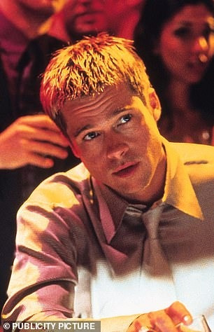 Không có nhiều sự khác biệt giữa Brad Pitt năm 2023 và phiên bản trong bộ phim Ocean&apos;s Eleven năm 2001. Anh từng được tạp chí People 2 lần bình chọn là &quot;người đàn ông quyến rũ nhất hành tinh&quot;.