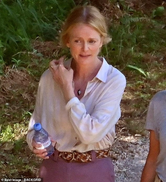 Quay quảng cáo cùng tài tử thắng giải Oscar là nữ diễn viên Karina Beuthe. Cô kém Brad 6 tuổi nhưng trong lần hợp tác này có vẻ như người đẹp mang ba dòng máu Bỉ - Mỹ - Thụy Điển có phần lép vế hơn về độ trẻ trung.