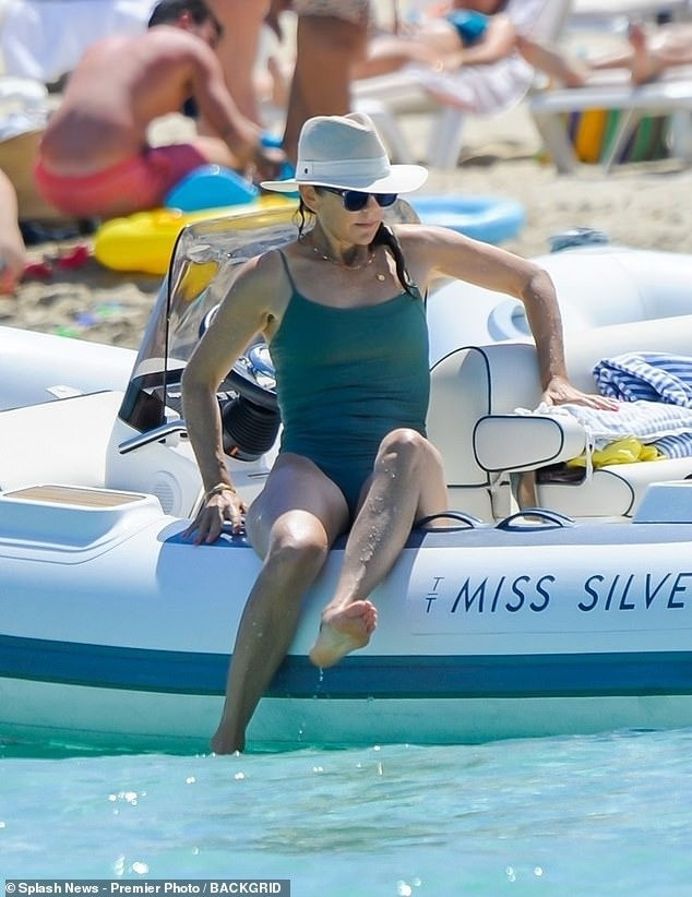 Về chế độ ăn, bà có chế độ ăn kiêng kiểu Đan Mạch - tập trung vào các loại thực phẩm tự nhiên có sẵn và có nguồn gốc địa phương. &quot;Người dân sống ở Đan Mạch có xu hướng ăn nhiều cá hơn, đặc biệt là các loại cá có dầu như cá hồi và ít thịt hơn so với chế độ ăn uống điển hình của phương Tây. Khi ăn thịt, thịt phải đáp ứng chất lượng cao và nạc. Chế độ ăn uống của người Đan Mạch bao gồm trái cây và khuyến khích ăn vặt bằng quả mọng, loại quả chứa nhiều chất chống oxy hóa có thể bảo vệ chống lại bệnh tật. Nó cũng bao gồm nhiều loại rau củ như cà rốt, rau mùi tây và khoai tây. Bánh mì lúa mạch đen là thực phẩm chính trong chế độ ăn kiêng – chủ yếu là vì nó chứa nhiều chất dinh dưỡng như vitamin nhóm B, Sắt, chất phytochemical và magie. Lúa mạch đen cũng chứa nhiều chất xơ hơn đáng kể so với các loại màu trắng, có thể hỗ trợ sức khỏe tim mạch&quot;, chuyên gia dinh dưỡng Lyndi Cohen ở Sydney nói với Daily Mail. Tuy vậy, Thái tử phi Mary không quá khắc nghiệt với bản thân. Bà cũng thường được nhìn thấy thưởng thức những bữa ăn tối xa hoa và rượu vang đỏ.