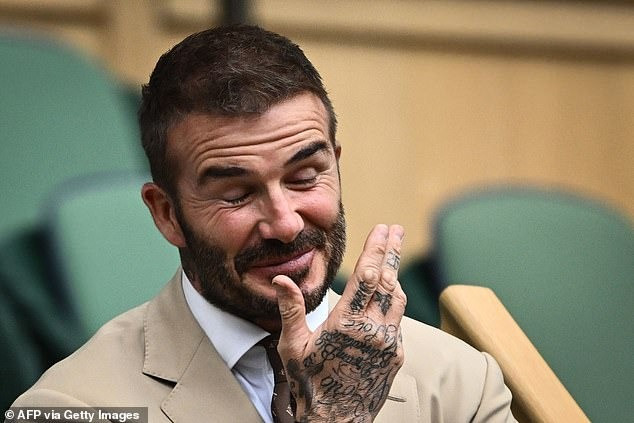 Cựu cầu thủ bóng đá cười bất lực trong cơn buồn ngủ. Theo Daily Mail, trước đó, Beckham phải đối phó với lịch trình bận rộn. Gần nhất là chuyến đi đến Pháp để dự Tuần lễ Thời trang cao cấp Paris. Ảnh: Getty Images.