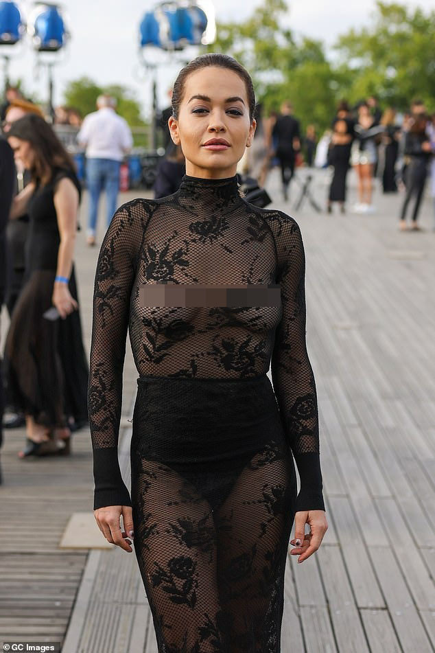 Ngày 2/7, Rita Ora tham dự buổi trình diễn của nhà thiết kế Tunisia Azzedine Alaïa tại Tuần lễ thời trang cao cấp của Paris. Nữ ca sĩ Anh một lần nữa trở thành tâm điểm bàn tán vì mặc đồ hở bạo. Ảnh: GC Images.
