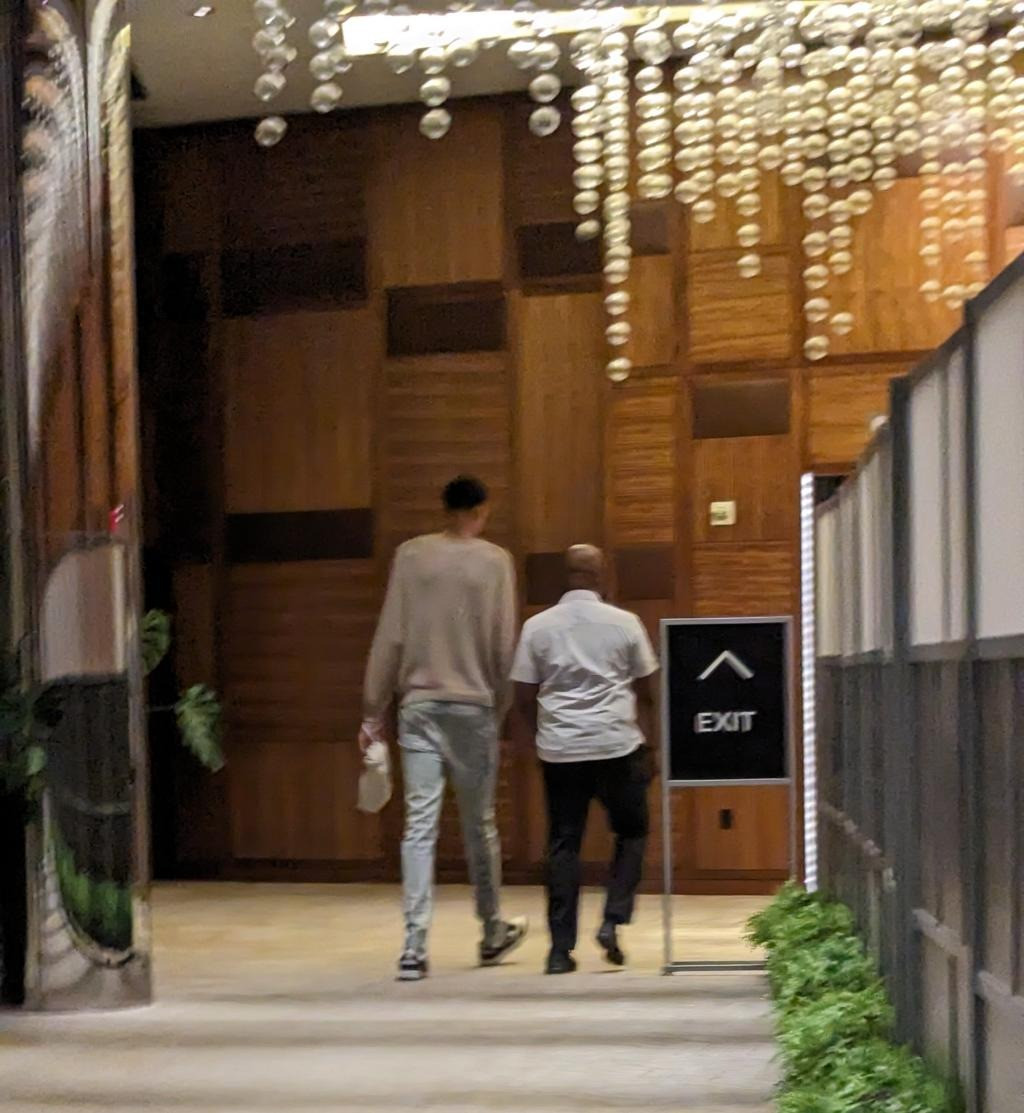 Britney ngã xuống sàn nhà sau khi bị vệ sĩ tát. Wembanyama không dừng lại mà tiếp tục đi thẳng vào nhà hàng. Ảnh: TMZ.