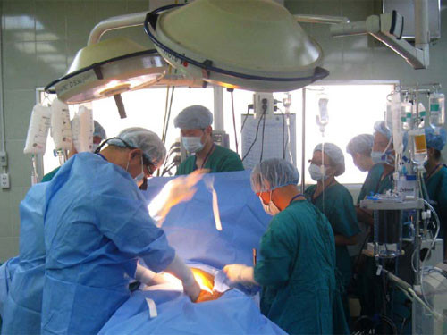 Các bác sĩ ghép gan cho bệnh nhân H.C.T. Các bác sĩ ghép gan cho bệnh nhân H.C.T