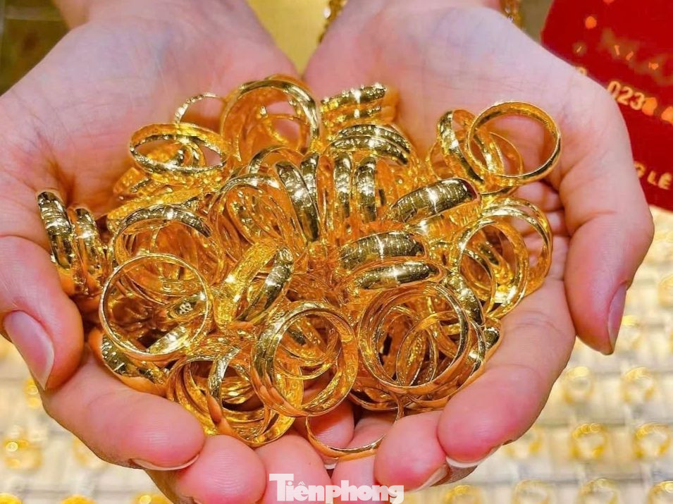 Giá vàng sáng 11/4 tăng mạnh nên nhiều người chốt lời thành công.