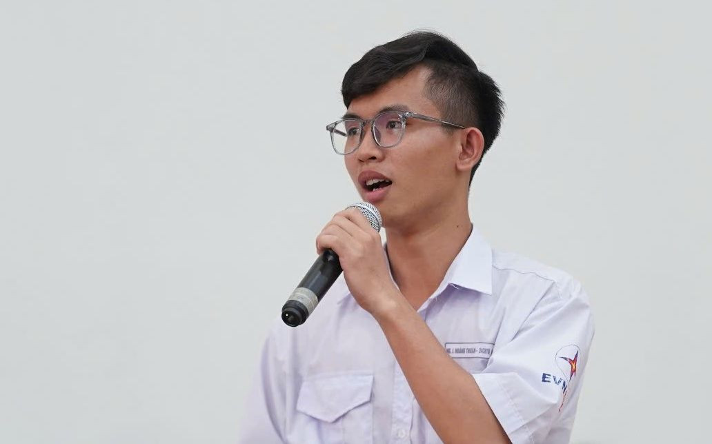 Sinh viên Cao Đẳng điện lực đặt câu hỏi tại hội thảo. Sinh viên Cao Đẳng điện lực đặt câu hỏi tại hội thảo.