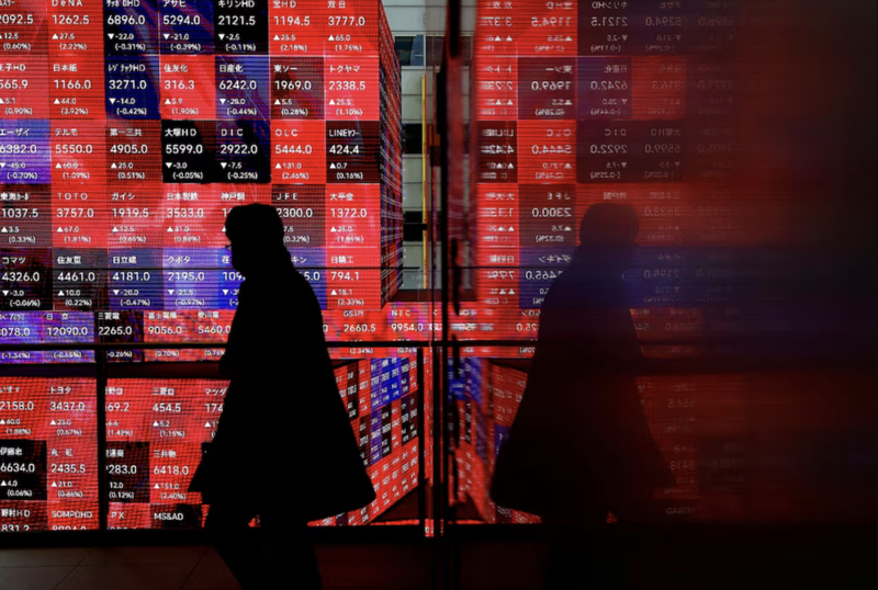 Thị trường châu Á đỏ lửa sau thông tin Mỹ áp thuế mới. Ảnh minh họa: Reuters.