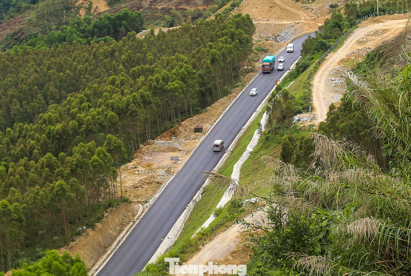 Hiện nay, Quốc lộ 19 là tuyến đường huyết mạch kết nối Bình Định với Gia Lai. Ảnh: Trương Định.