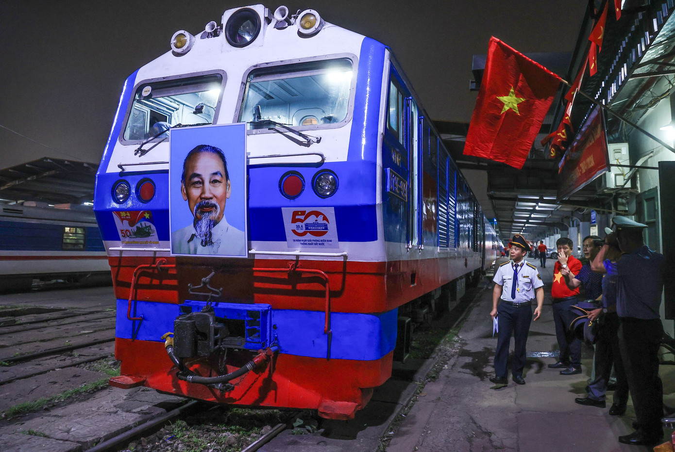 Nhằm chào mừng 50 ngày giải phóng miền Nam thống nhất đất nước, lúc 20h55 tối 29/4, Tổng Công ty Đường sắt Việt Nam (VNR) tiễn tàu Thống Nhất SE1 tại ga Hà Nội. Lúc 19h cùng ngày, tàu Thống Nhất SE4 cũng đã xuất phát từ ga Sài Gòn. Hai đoàn tàu sẽ gặp nhau tại ga Đà Nẵng vào trưa 30/4. Ảnh: Báo Xây dựng.