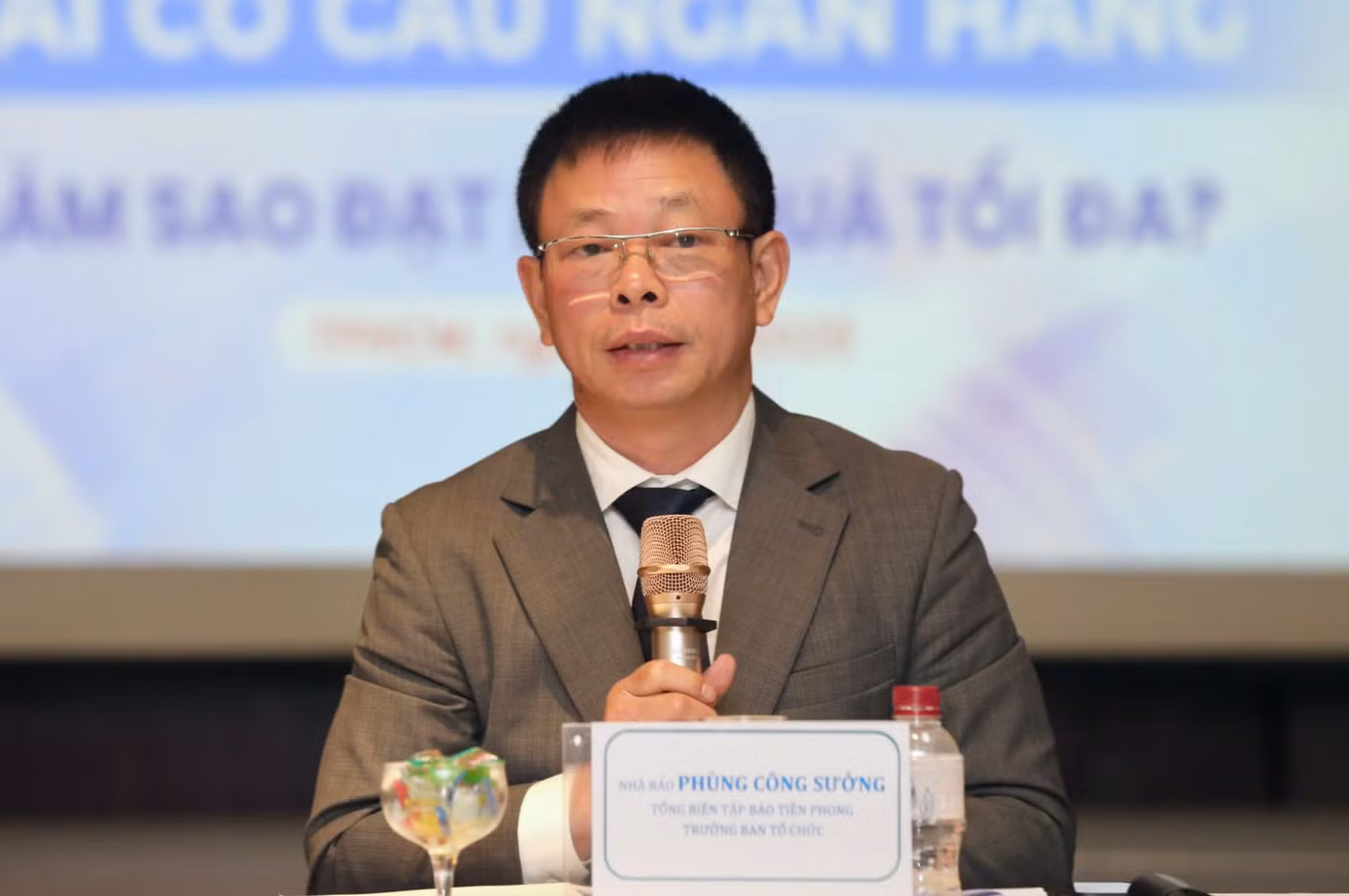 Ông Phùng Công Sưởng - Tổng Biên tập Báo Tiền Phong - chủ trì Hội thảo “Tái cơ cấu ngân hàng, làm sao đạt hiệu quả tối đa?” do Báo Tiền Phong tổ chức sáng 11/4.