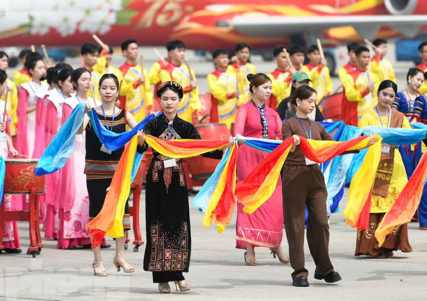 Các nghệ sĩ chuẩn bị cho chương trình đón Tổng Bí thư, Chủ tịch nước Trung Quốc Tập Cận Bình. Ảnh: Như Ý.