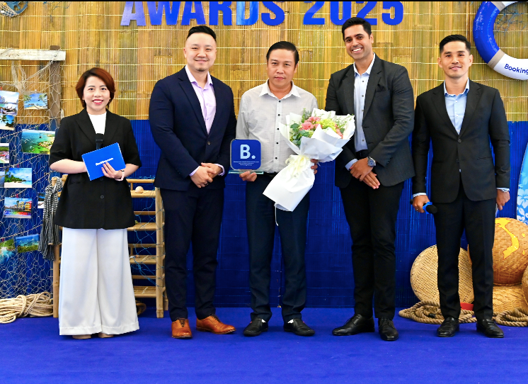 Đại diện Sở Du lịch tỉnh Kiên Giang nhận giải thưởng.