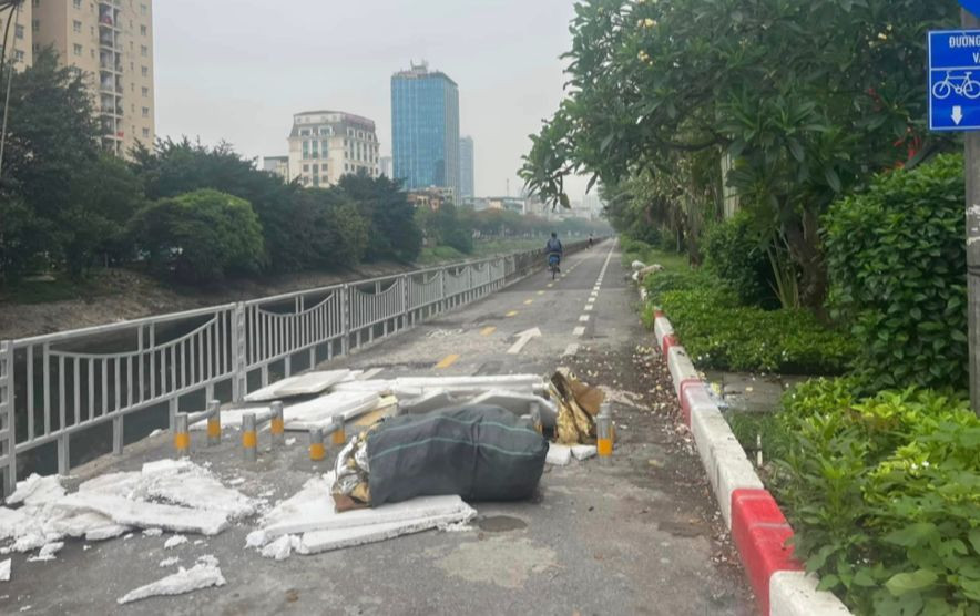 Rác thải chất đống và bốc mùi xú uế tại một đoạn đường dành cho người đi xe đạp và đi bộ bên sông Tô Lịch. Rác thải chất đống và bốc mùi xú uế tại một đoạn đường dành cho người đi xe đạp và đi bộ bên sông Tô Lịch.