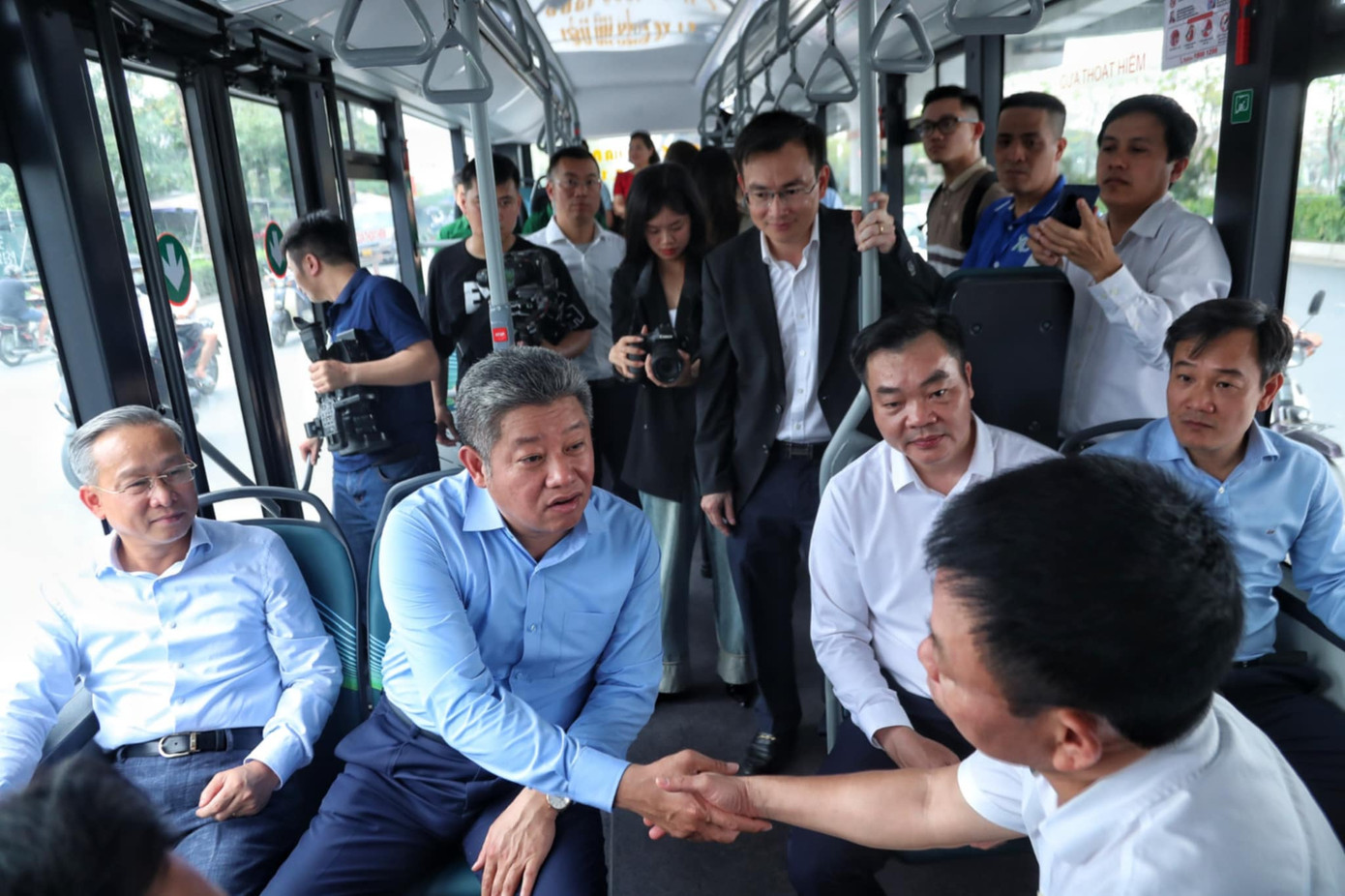 Phó Chủ tịch UBND thành phố Hà Nội Nguyễn Mạnh Quyền (áo xanh)...