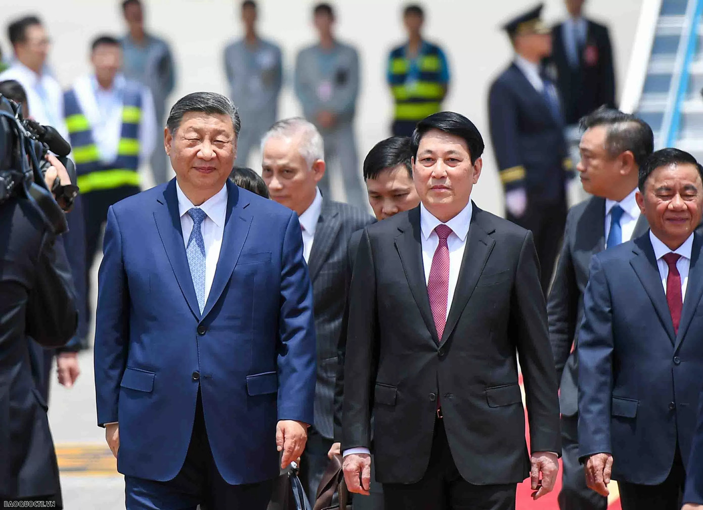 Chủ tịch nước Lương Cường đón Tổng Bí thư, Chủ tịch nước Trung Quốc Tập Cận Bình tại sân bay Nội Bài. Ảnh: Baoquocte.vn. Chủ tịch nước Lương Cường đón Tổng Bí thư, Chủ tịch nước Trung Quốc Tập Cận Bình tại sân bay Nội Bài. Ảnh: Baoquocte.vn.