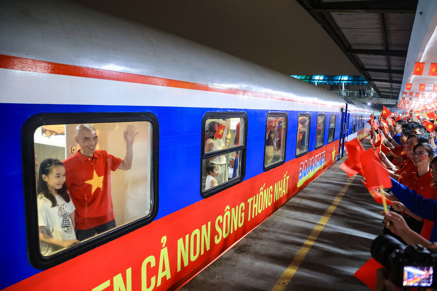 Rất đông người có mặt ở sân ga để tiễn đoàn tàu đặc biệt với cờ hoa, tự hào và niềm xúc động. Ảnh: Báo Xây dựng.