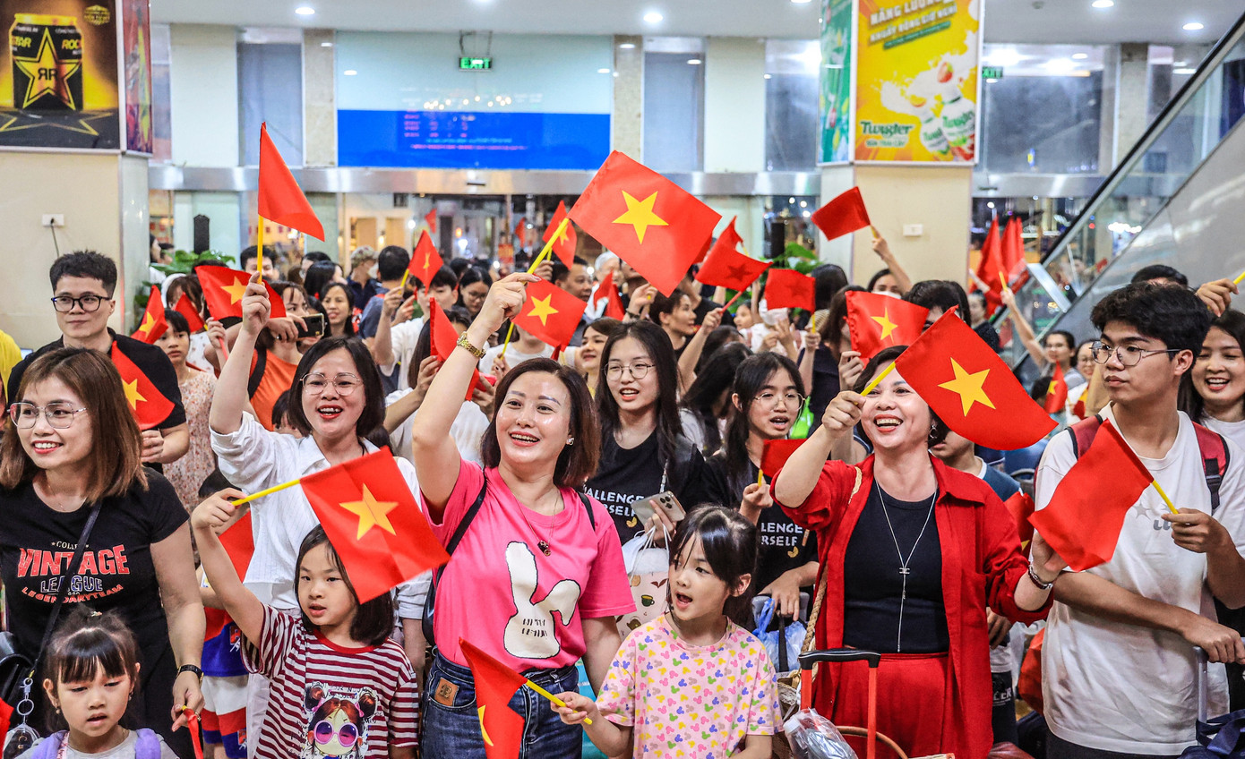 Hành khách hân hoan đi chuyến tàu đặc biệt trong đời.