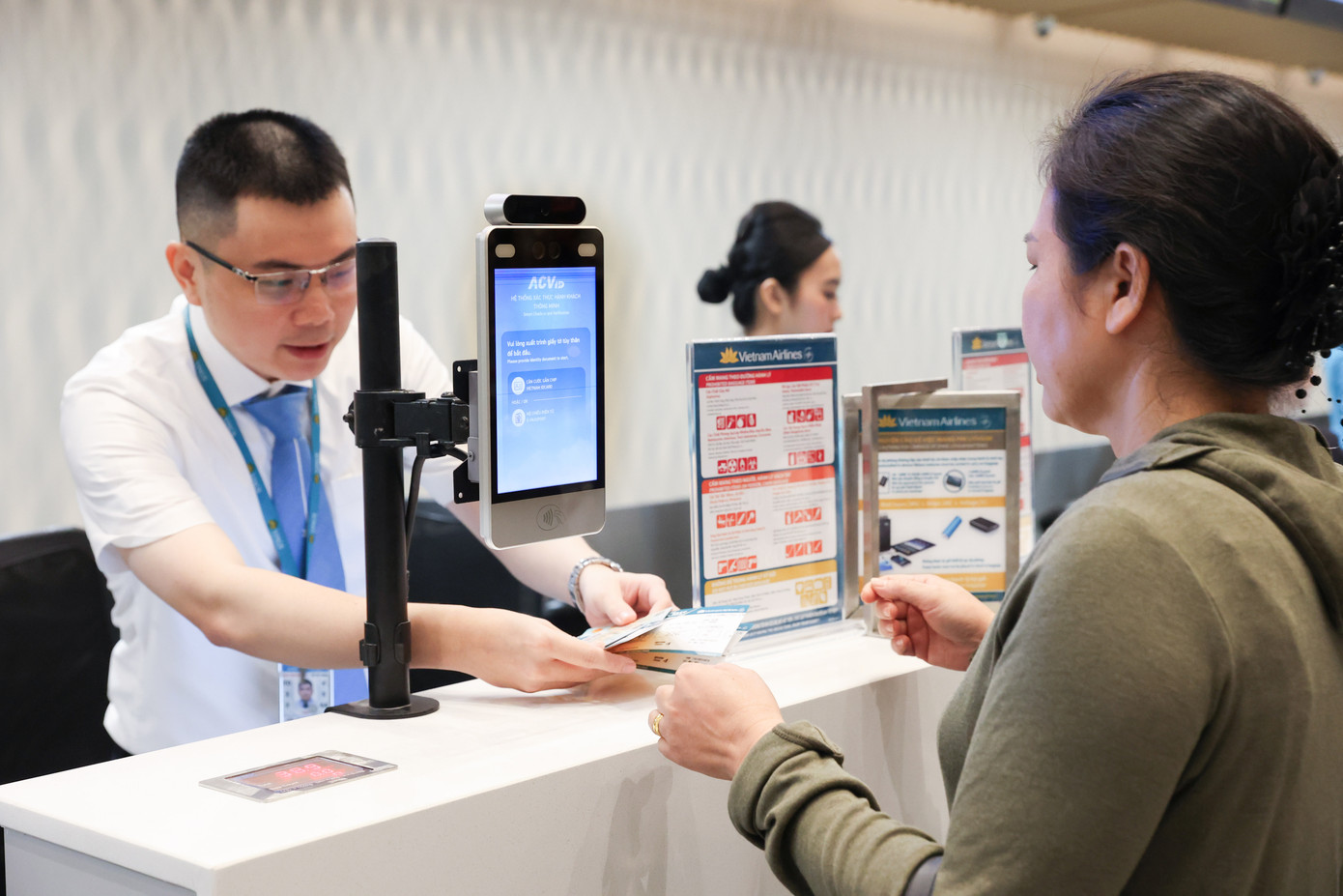 Hành khách làm thủ tục tại quầy ở sân bay. Ảnh: VNA. Hành khách làm thủ tục tại quầy ở sân bay. Ảnh: VNA.