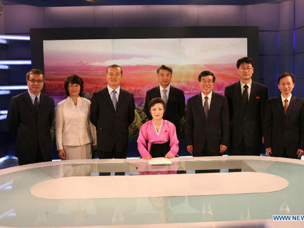 Các vị khách đứng chụp ảnh lưu niệm tại trường quay.. Các vị khách đứng chụp ảnh lưu niệm tại trường quay.