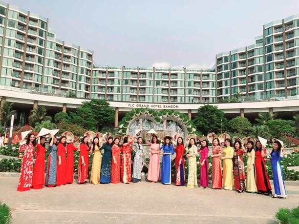 Khung cảnh ấn tượng trong sáng ngày 10/4 tại FLC Sầm Sơn. Nhiều du khách cho biết việc đi dạo và chụp hình “sống ảo” giữa không gian khuôn viên xanh mát rộng hơn 200 ha của FLC Sầm Sơn là một trong những sở thích khi đến du lịch và nghỉ dưỡng tại quần thể.