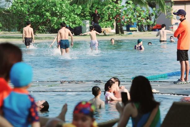 Bể bơi nước mặn rộng 5.100m2 của FLC Sầm Sơn thu hút nhiều gia đình đến vui chơi. Ngoài bể bơi nước mặn này, FLC Sầm Sơn còn sở hữu trên 150 bể bơi lớn nhỏ được thiết kế tại các villa, khách sạn, khu resort và được mệnh danh là quần thể có nhiều bể bơi nhất Việt Nam.