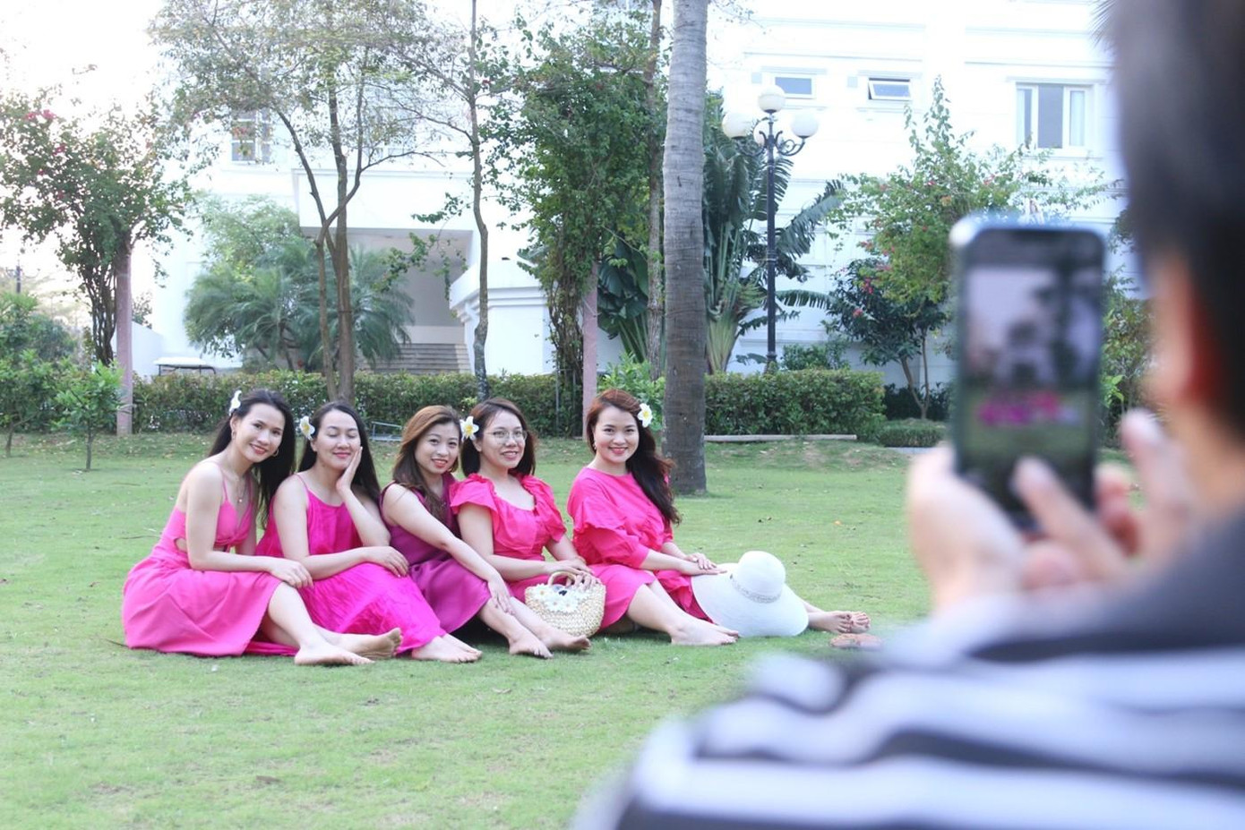 Một nhóm du khách check in trong khuôn viên FLC Sầm Sơn trong kỳ nghỉ lễ. Theo ghi nhận, ngay trong ngày 9/4, hơn 2000 du khách lưu trú đã “đổ bộ” khu nghỉ dưỡng này, nâng công suất phòng tại FLC Sầm Sơn lên mức tối đa và chưa có dấu hiệu hạ nhiệt. Du khách địa phương và các tỉnh thành lân cận tấp nập tới đây để tận hưởng những ngày nghỉ thư giãn tại “thành phố du lịch quốc dân”.