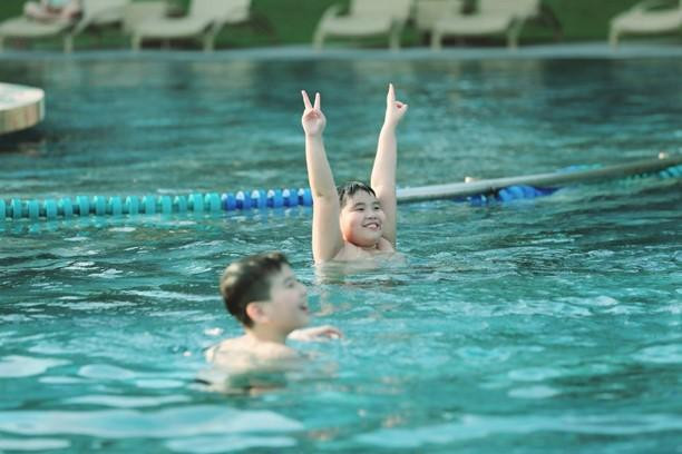 Các du khách nhí vui vẻ chơi đùa trong làn nước mát. Theo chị Hiền Hoà, một du khách đến từ Hà Nội, khi các bãi tắm công cộng của Sầm Sơn thường xuyên gặp tình trạng “biển người” trong các kỳ nghỉ lễ thì lựa chọn vui chơi trong bể bơi nước mặn rộng lớn của resort giúp chị quan sát các con được tốt hơn. “Gia đình nhiều thành viên nên mình chọn các khu vực nghỉ dưỡng khép kín để thuận tiện hơn cho các con trải nghiệm và chăm sóc các con cũng dễ hơn”, chị Hoà nói.