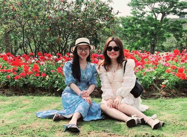 Theo Ban quản lý quần thể FLC Sầm Sơn, ngay trước dịp nghỉ lễ Giỗ Tổ 10/3, hệ thống hơn 1.000 phòng khách sạn và villa tại đây đã được đặt kín. “Chúng tôi huy động toàn bộ nhân sự để chuẩn bị tốt nhất từ phòng ốc, dịch vụ ẩm thực, dịch vụ vui chơi giải trí… cho mùa cao điểm hè sắp tới. Hiện quần thể có gần 20 nhà hàng, quán bar trong nhà, ngoài trời đang hoạt động hết công suất, dự kiến FLC Sầm Sơn sẽ mở thêm hai khu vực nhà hàng ngoài trời trong mùa hè này để mang tới những trải nghiệm mới cho du khách”, vị này cho biết thêm.