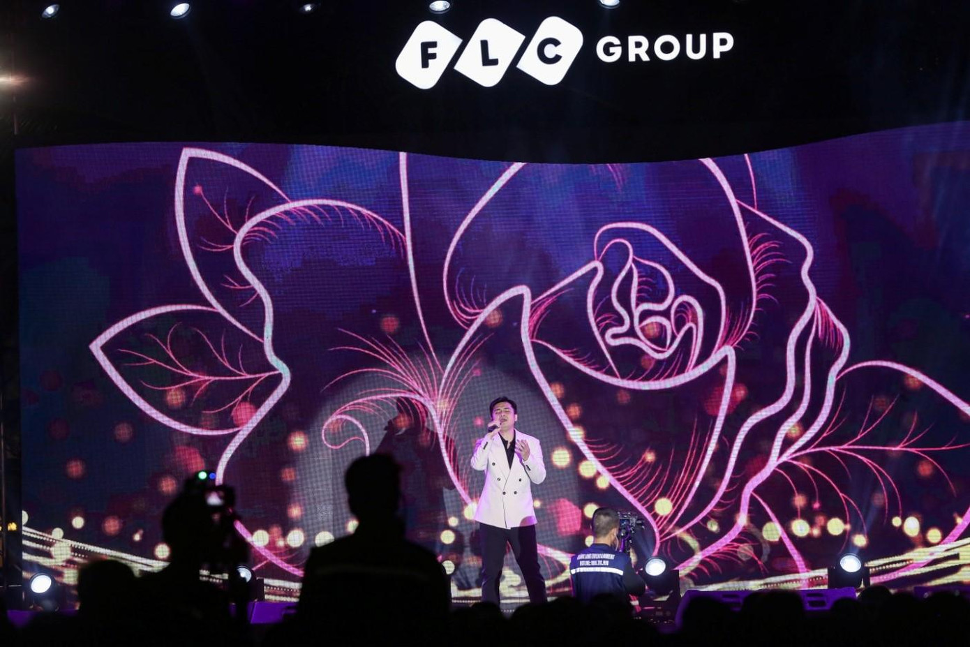 Đêm nhạc “Hương sắc mùa hè” cũng là sự kiện khởi đầu cho chuỗi hoạt động đặc sắc và sôi nổi sẽ diễn ra tại FLC Sầm Sơn trong suốt mùa hè này nhằm kích cầu du lịch và chào đón du khách bốn phương đến với thành phố biển miền Trung.