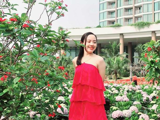 Không gian hoa cỏ rực rỡ với cẩm tú cầu trước khách sạn FLC Grand Hotel Samson cũng thu hút nhiều bạn trẻ check in.