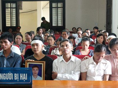 Gia đình bị hại tới tham dự phiên tòa