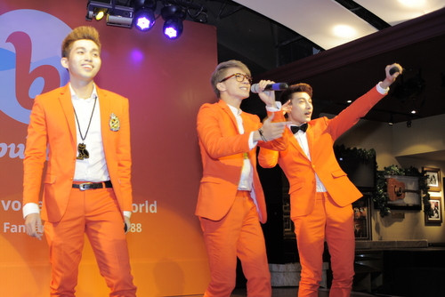 Nhóm 365 với bộ vest cam nổi bật khuấy động không khí với những bản hit quen thuộc: No love no live, Saigon Hare We Come... Will vắng mặt vì lý do sức khỏe nên 365 xuất hiện với chỉ 3 thành viên