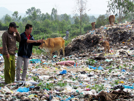Người dân chụp ảnh nước rỉ rác được bơm ngược trở lại bãi rác