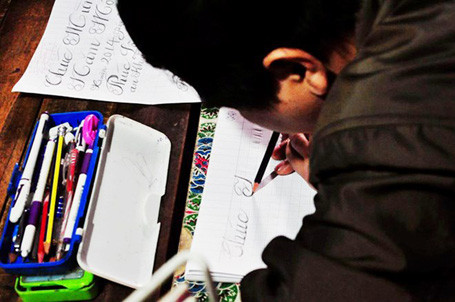 Viết chữ bằng miệng nhưng từng nét chữ của anh gọn gàng và rất đẹp