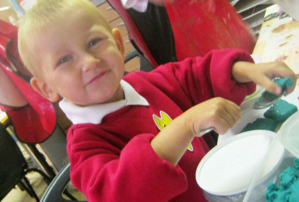 Cậu bé 4 tuổi này thường xuyên bị bỏ đói.. Cậu bé 4 tuổi này thường xuyên bị bỏ đói.