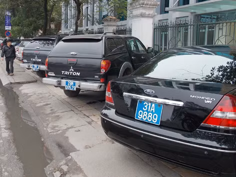 Là phố cấm và có biển cấm đỗ xe của phường nhưng những ngày qua phố Cát Linh đoạn qua Sở KH&ĐT vẫn nhan nhản ô tô biển xanh, trắng. Ảnh: Anh Trọng