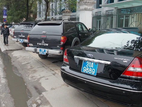 Là phố cấm và có biển cấm đỗ xe của phường nhưng những ngày qua phố Cát Linh đoạn qua Sở KH&ĐT vẫn nhan nhản ô tô biển xanh, trắng. Ảnh: Anh Trọng