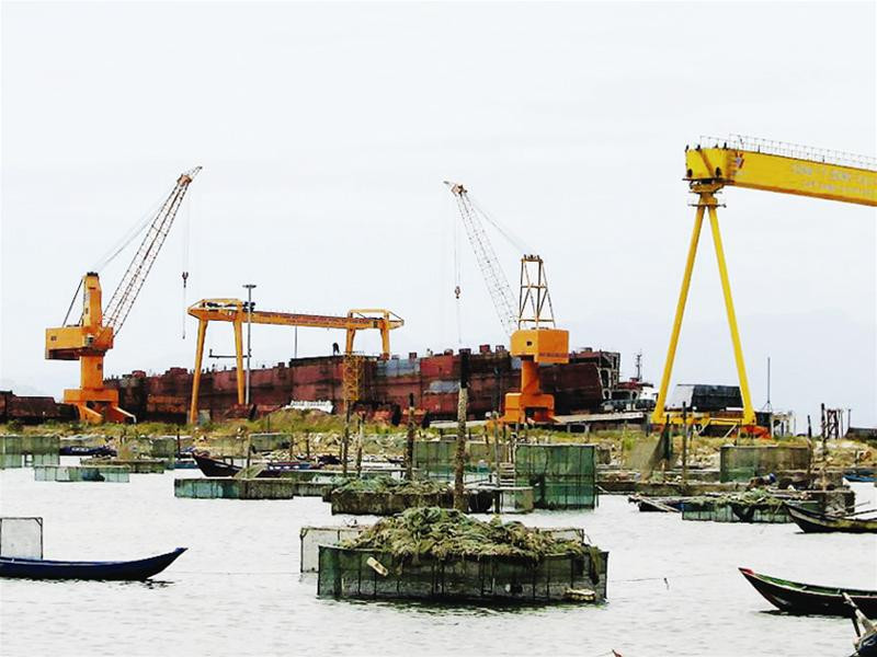 Mặc dù đầu tư vào các Cty con 4.000 tỷ đồng nhưng trong sổ sách, Cty mẹ chỉ hạch toán có 990 tỷ đồng. Nhà máy đóng tàu Cam Ranh. Ảnh: Đình Quân